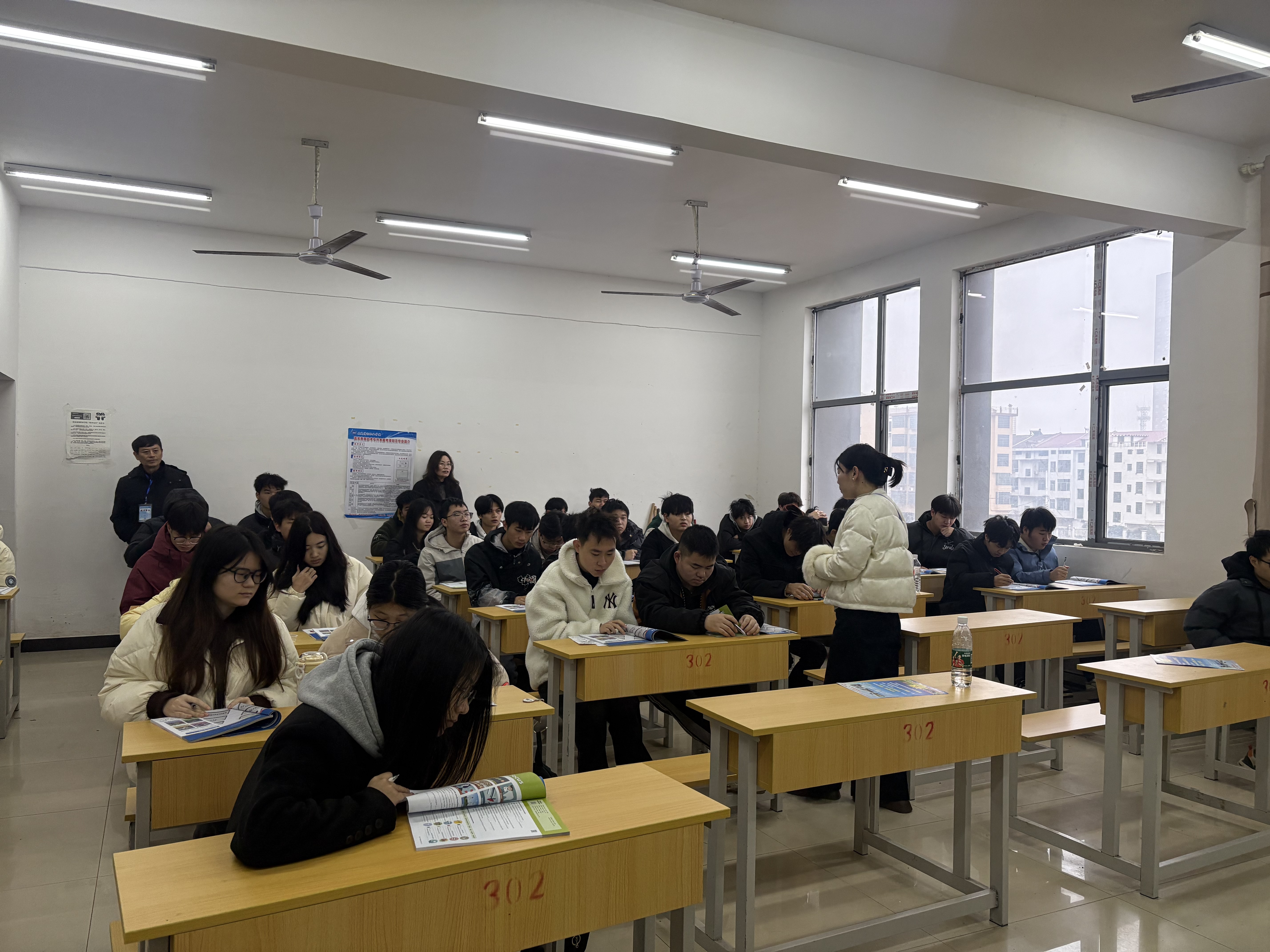 质管办联合信息工程学院开展教学巡查