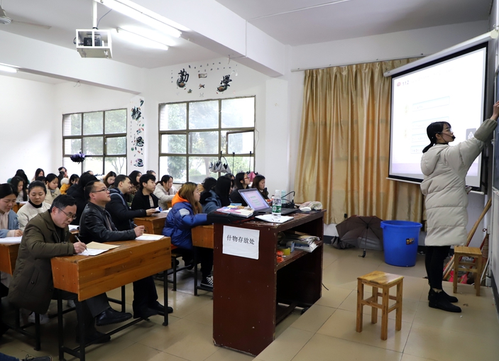 （主管教学院长助理廖柳青、教务处负责人正在听课）.jpg