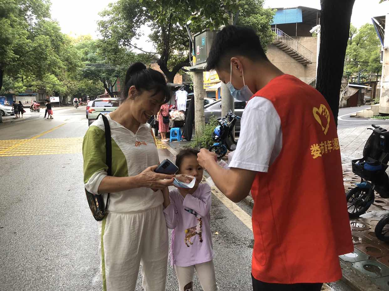 青年突击队骑行宣传防疫知识.JPG