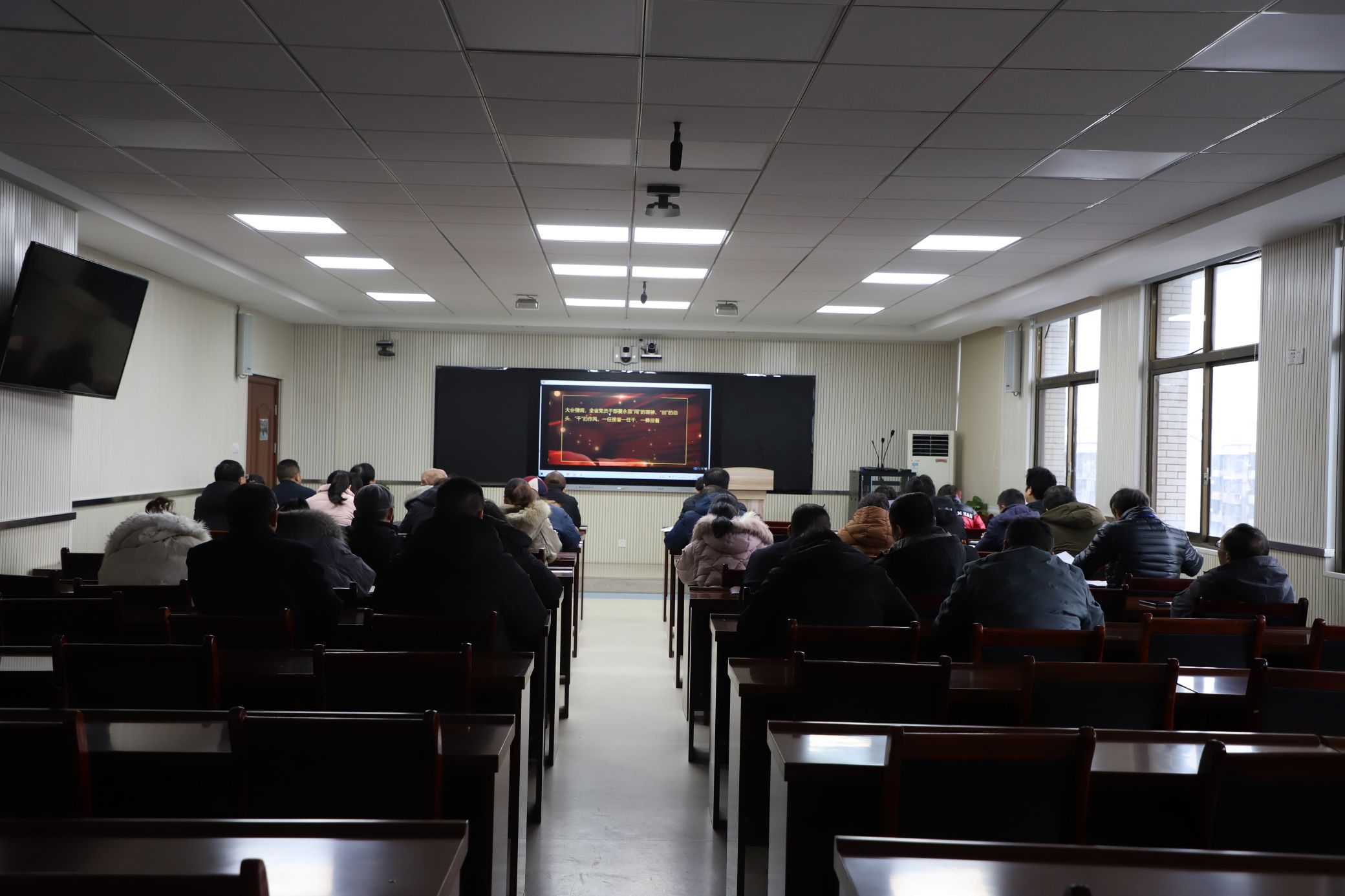 娄底潇湘职业学院组织集中收看《奋进新征程 谱写新篇章—深入学习宣传贯彻省第十二次党代会精神》 党员教育电视片