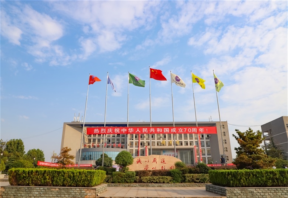 潇湘职业学院举行庆祝新中国成立70周年“我与国旗合影•青春告白祖国”活动