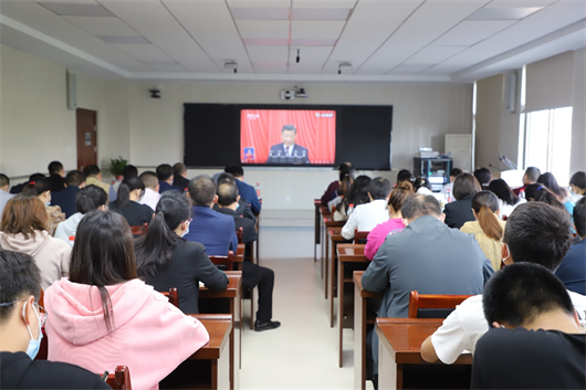 我校师生集中收看党的二十大开幕盛况