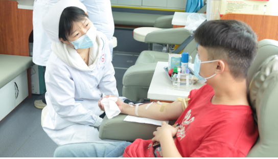 点滴热血，让爱传递  ——我校开展无偿献血活动